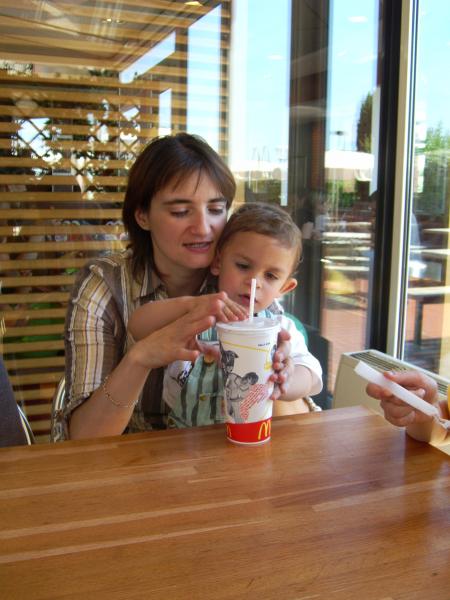 Voici ma tante et mon petit frère .